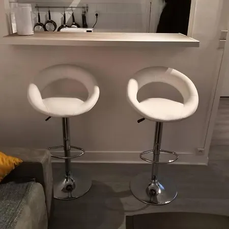 Comfortable & Bright Parisian Studio! 아파트 이브리쉬르센
