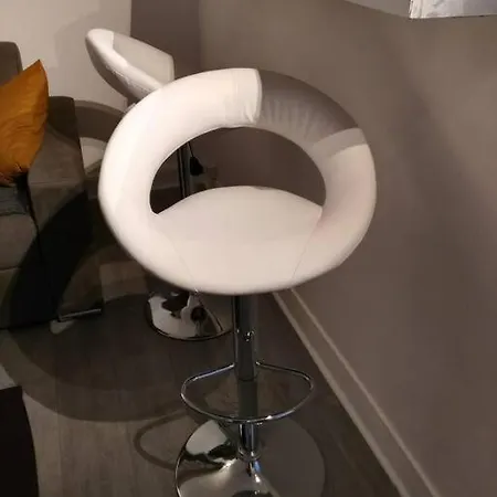 Comfortable & Bright Parisian Studio! 이브리쉬르센