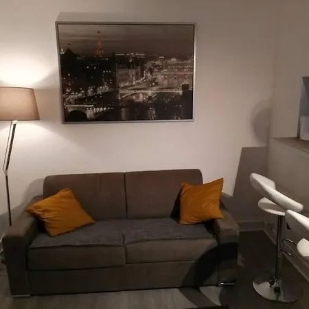 Comfortable & Bright Parisian Studio!