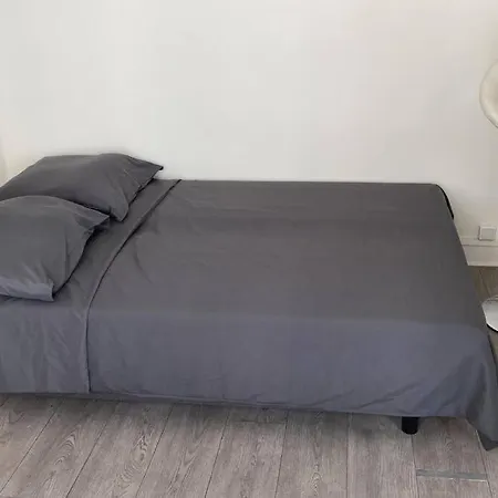 Comfortable & Bright Parisian Studio! 이브리쉬르센