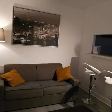 Comfortable & Bright Parisian Studio!