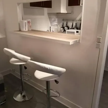 Comfortable & Bright Parisian Studio! 아파트 이브리쉬르센