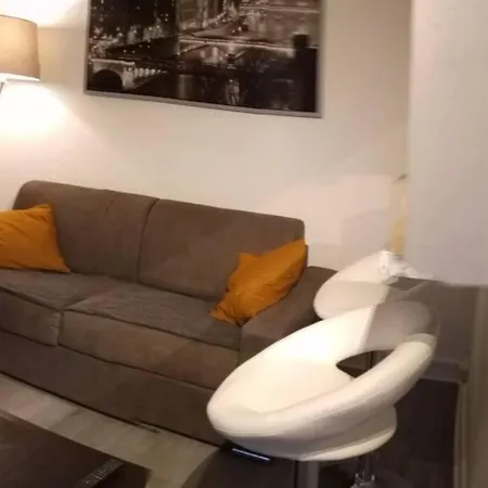 Comfortable & Bright Parisian Studio!