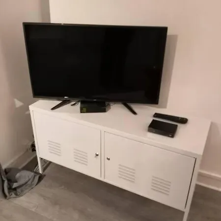 Comfortable & Bright Parisian Studio! 아파트 이브리쉬르센