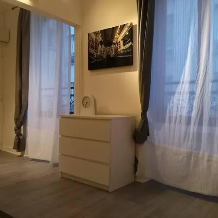 Comfortable & Bright Parisian Studio! * 이브리쉬르센