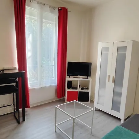 Comfortable & Bright Parisian Studio! *