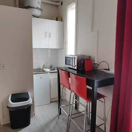 Comfortable & Bright Parisian Studio! *