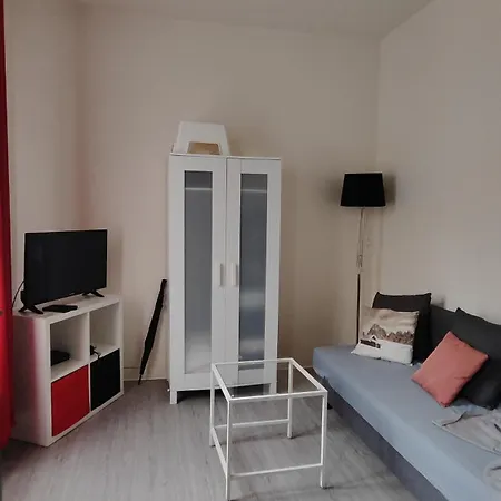 Comfortable & Bright Parisian Studio! 이브리쉬르센