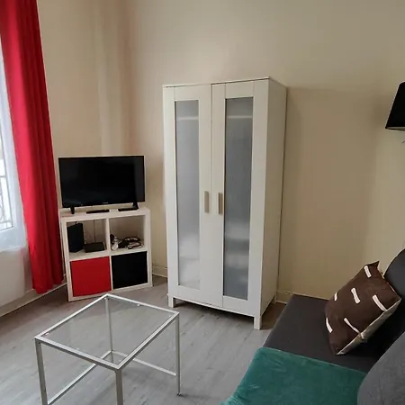 Comfortable & Bright Parisian Studio! 아파트 이브리쉬르센
