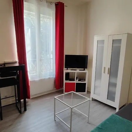 公寓 Comfortable & Bright Parisian Studio! 塞纳河畔伊夫里