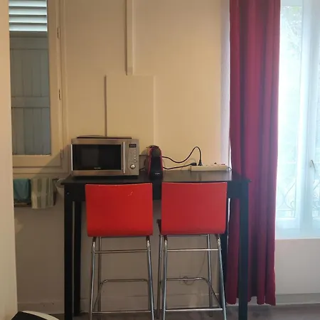 Comfortable & Bright Parisian Studio! *