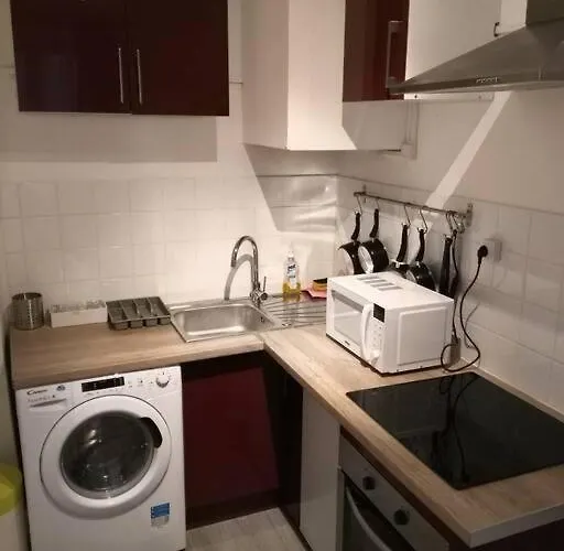 Comfortable & Bright Parisian Studio! アパート *