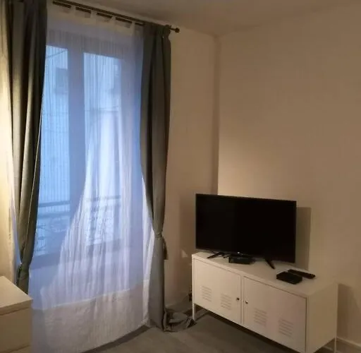 Comfortable & Bright Parisian Studio!