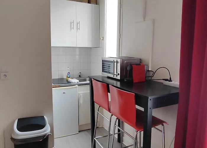 Comfortable & Bright Parisian Studio! *