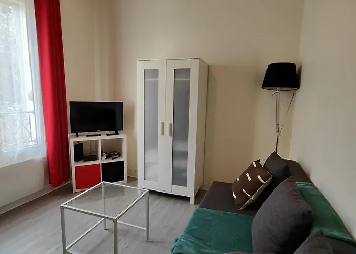 Comfortable & Bright Parisian Studio! アパート