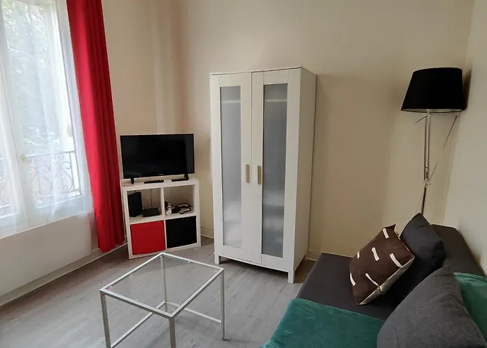 Comfortable & Bright Parisian Studio! アパート イヴリー＝シュル＝セーヌ