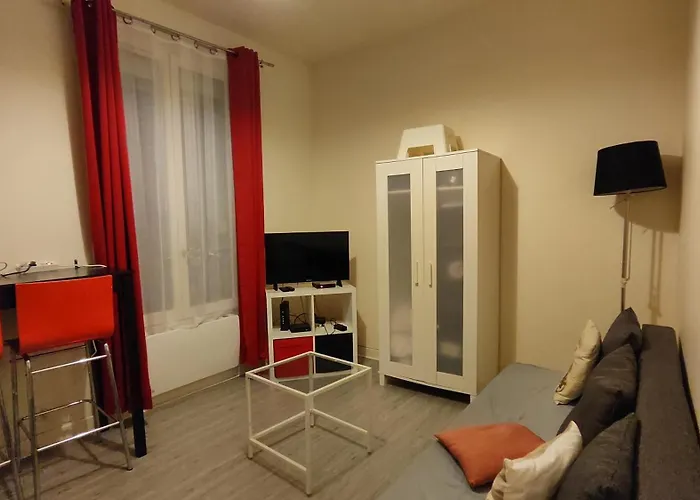 Comfortable & Bright Parisian Studio! アパート *